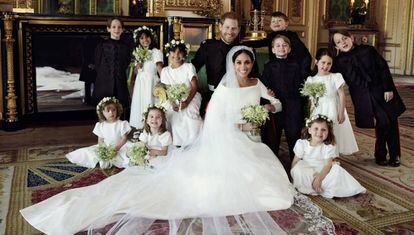 Los duques de Sussex con los pajes de su boda en Windsor.