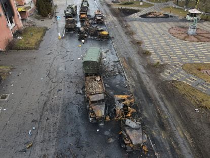 Vehículos militares rusos calcinados en una calle de Borodyanka, en la región de Kiev, el 3 de marzo.