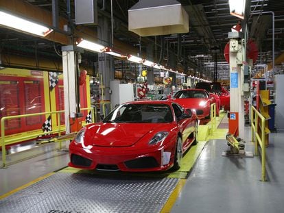 Vehículos en la fábrica de Ferrari en Maranello, al norte de Italia.