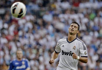 Cristiano Ronaldo no llega a la pelota durante el partido ante al Valencia.