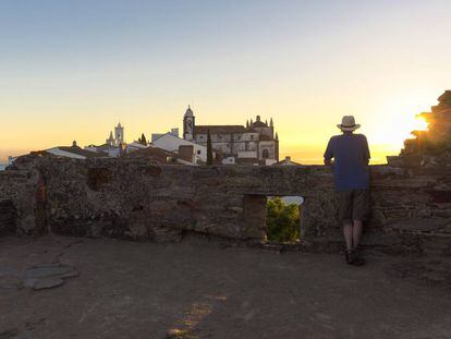 Contemplando el amanecer desde el castillo de Monsaraz, en el Alentejo (Portugal). 