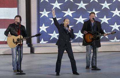 Lee Greenwood actúa junto a la banda 'Frontmen of Country' durante el evento para dar la bienvenida a Donald Trump como 45º presidente de EE UU.