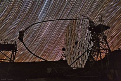 El telescopio MAGIC sobre un fondo de trazas de estrellas en el cielo.