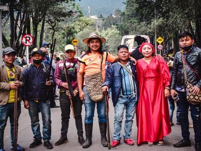En el centro, Jairo Montañez, coordinador de autoridades indígenas en Bakatá, acompañado de líderes indígenas en Bogotá.