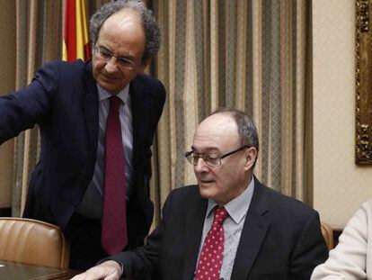 El Gobernador del Banco de España, Luis María Linde (c), acompañado de la presidenta de la Comisión Ana Oramas, comparece en la Comisión del Congreso que investiga la crisis financiera y el rescate bancario.