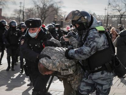 La policía arresta a un manifestante este domingo en Moscú.