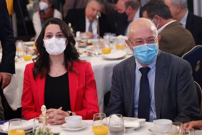 La presidenta de Ciudadanos, Inés Arrimadas, y el candidato de Cs a la Junta de Castilla y León, Francisco Igea, en el desayuno informativo de Fórum Europa este viernes, en Madrid.
