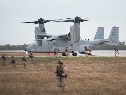 Ejercicio de desembarco de tropas españolas y estadounidenses en la base de Morón desde un avión 'Bell-Boeing'.