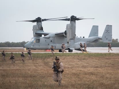 Ejercicio de desembarco de tropas españolas y estadounidenses en la base de Morón desde un avión 'Bell-Boeing'.