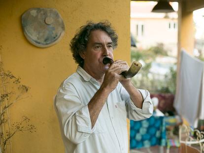 Miguel Nava, músico, investigador y folclorista, en su propio taller en La Rozas de Madrid.