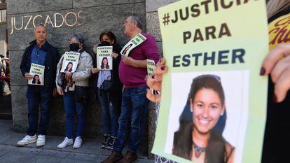 Amigos y familiares de Esther López, ante los juzgados de Valladolid el 25 de abril.