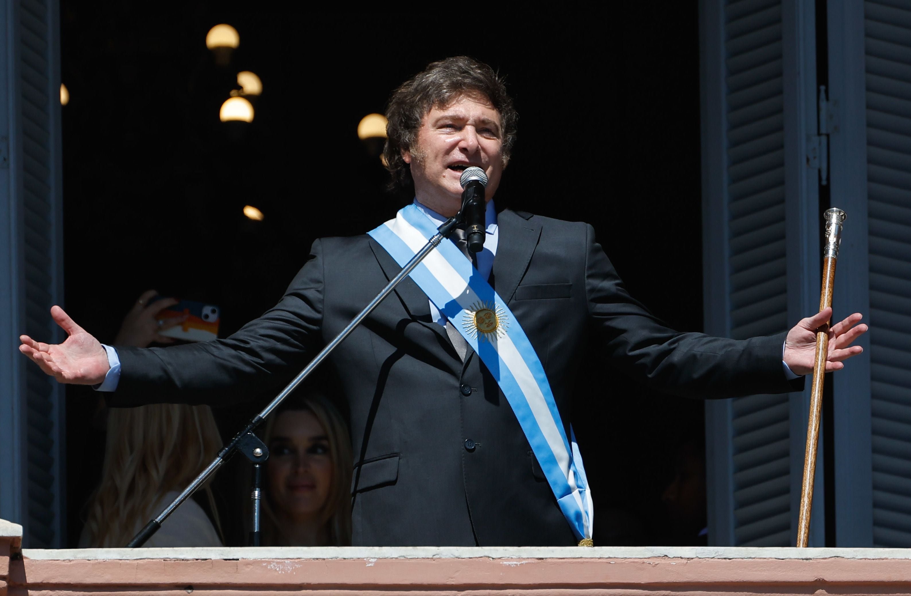 AME3458. BUENOS AIRES (ARGENTINA), 10/12/2023.- El presidente electo de Argentina, Javier Milei, sale al balcón de la Casa Rosada para saludar a simpatizantes, hoy en Buenos Aires (Argentina). El presidente de Argentina, Javier Milei, llegó este domingo a la Casa Rosada (sede del Gobierno) por primera vez como jefe de Estado del país suramericano, tras jurar el cargo en el Congreso y ofrecer su discurso ante la ciudadanía. El líder de La Libertad Avanza (ultraderecha) se desplazó junto a su hermana y principal asesora, Karina Milei, en un vehículo descapotable hacia la Plaza de Mayo, donde, al alcanzar la altura de la Catedral Metropolitana, descendió del automóvil y caminó en medio del griterío de sus seguidores. EFE/ Juan Ignacio Roncoroni
