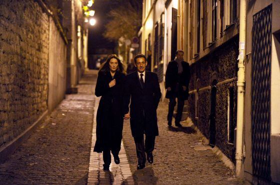 El expresidente y la exmodelo, en una salida nocturna, paseando por las calles de París, en 2009.