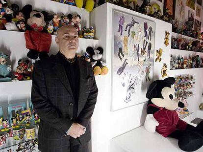 Carlos Pazos, en el abigarrado gabinete de coleccionista que le han instalado en el Macba.