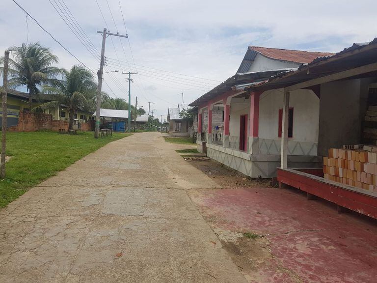 Calle vacía de la aldea Vila Betânia, donde viven aproximadamente 5.000 indígenas de la etnia ticuna. ARCHIVO PERSONAL