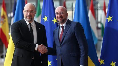El presidente del Consejo Europeo, Charles Michel (derecha), estrechaba la mano el miércoles en Bruselas al primer ministro ucranio, Denys Shmihal.