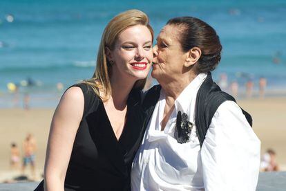 Carolina Bang (izquierda) y Terele Pávez durante el photo call de la película 'Las Brujas de Zugarramurdi'.