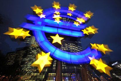 Escultura con la imagen del euro en la sede del Banco Central Europeo en Fráncfort.