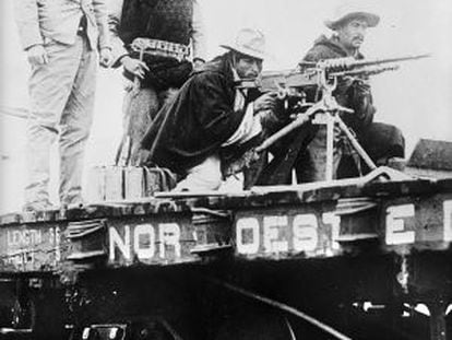Revolucionarios mexicanos en un tren en 1910.