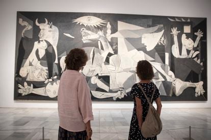 Isabel Almazán y Beatriz Ganuza contemplan el 'Guernica' en el Museo Reina Sofía, que viajó hace 40 años en un vuelo de Nueva York a Madrid  en el que ellas operaron como azafatas.
