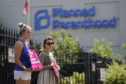 Kendal Underwood (izquierda) y Brittany Nickens protestan a favor de la capacidad de las mujeres de decidir, en la clínica de Planned Parenthood en San Luis, el mismo día, el 24 de junio, en el que salió la sentencia del Supremo, y en el que el Estado de Misuri prohibió el aborto. 