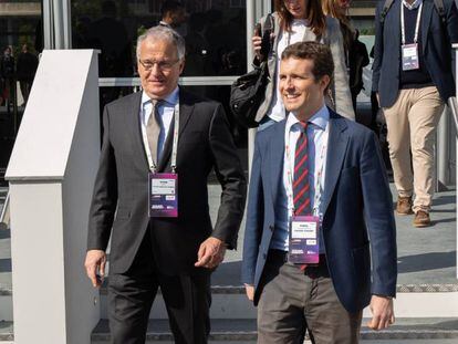 Josep Bou y Pablo Casado, durante el Mobile.