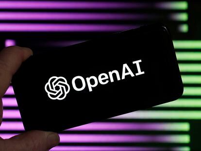 El logo de OpenAI, empresa desarrolladora de ChatGPT, en un teléfono móvil.