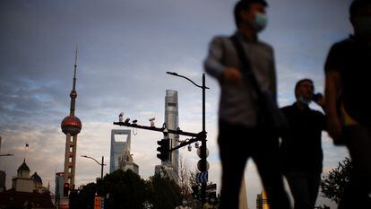 Personas con mascarillas caminan por Shanghái el pasado 21 de septiembre.