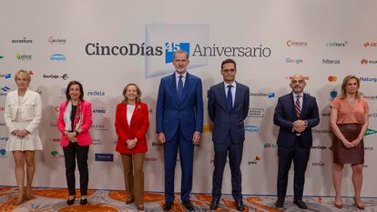 MADRID , 13/06/2023.- El rey Felipe VI, la ministra de Defensa, Margarita Robles (2i) y la vicepresidenta económica, Nadia Calviño (3i) entre otros asistentes, a su llegada al acto de celebración del 45 aniversario del diario Cinco Días, este martes en Madrid. EFE/ Mariscal
