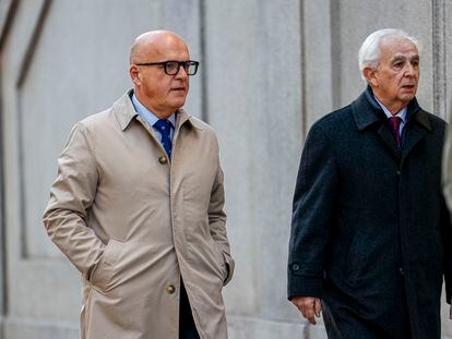 El senador del PP José Manuel Baltar (izquierda) llega este martes al Tribunal Supremo acompañado por su abogado.