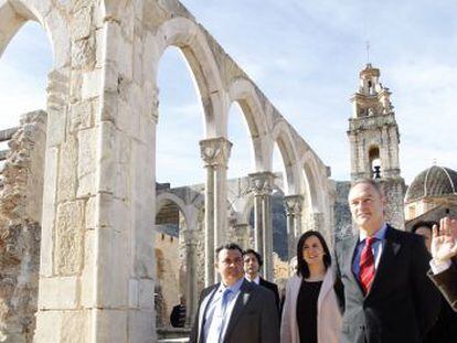 El presidente Fabra con la consejera de Cultura y los responsables del monasterio de La Valldigna durante la visita al recinto.
