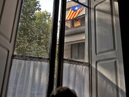 Una mujer en su casa de Arenys de Munt con banderas independentistas de fondo.
