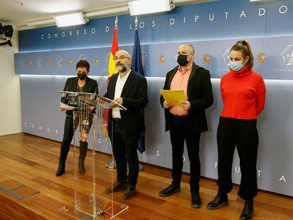 La portavoz en el Congreso de EH Bildu, Mertxe Aizpurua (izquierda), junto con el diputado del BNG Néstor Rego, el de ERC Jordi Salvador y la de la CUP Mireia Vehí, este jueves, durante la presentación de su manifiesto.