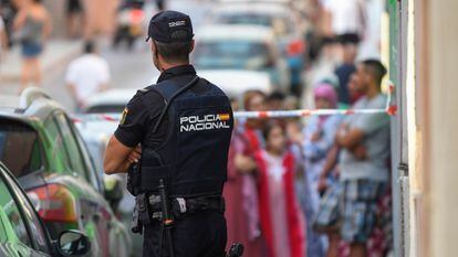 Agente de la Policía Nacional en un cordón policial en Almería, el pasado 7 de agosto.

