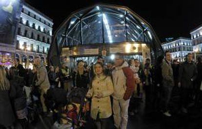 Multitud de personas abarrotan esta tarde la madrileña Puerta del Sol, que presenta el tradicional alumbrado navideño, durante la jornada del sábado del Puente de la Constitución, en el que la capital ha recibido la visita de miles de turistas.