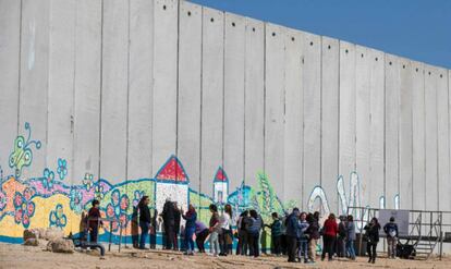 Un grupo de turistas israelíes en Netiv Haashara.