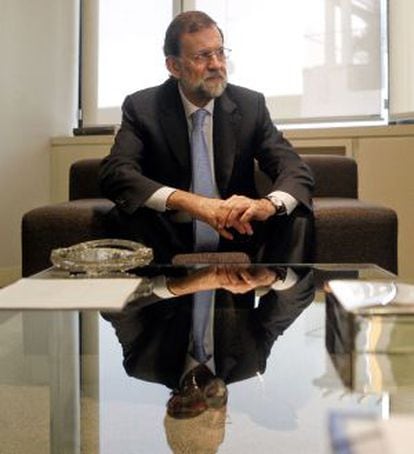 Mariano Rajoy, en la sede del PP, durante su reuni&oacute;n con el comisario de la UE Antonio Tajani.
