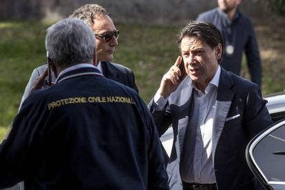 El primer ministro, Giuseppe Conte, habla por teléfono en su visita a la sede de Protección Civil en Roma.