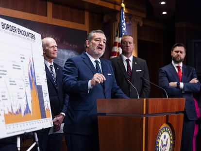 El senador republicano Ted Cruz en una comparecencia en el Capitolio en Washington contra el proyecto de ley de migración y ayuda a Ucrania e Israel.