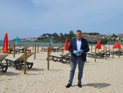 Telmo Martín, alcalde de Sanxenxo, en la playa de Silgar, ante una recreación del plan de seguridad de la covid-19