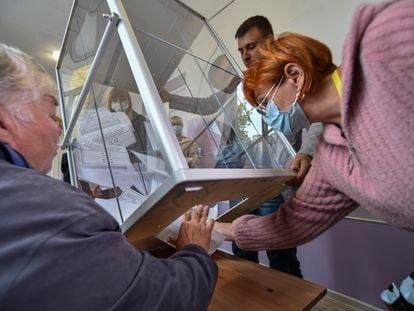 Un grupo de personas contaban los votos del pseudorreferéndum ruso, en un colegio electoral de Zaporiyia, en Ucrania, este martes.