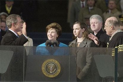 Bush jura el  cargo de presidente, el 20 de enero de 2001, ante su esposa, Laura; su hija, Barbara; el presidente del Tribunal Supremo, William Reinquist, y Bill Clinton.