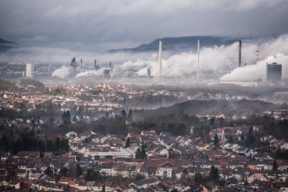 Vista de la ciudad alemana de Saarlouis, con la fábrica de Ford, al fondo.