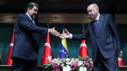 El presidente de Venezuela, Nicolás Maduro (izq), y su homólogo turco, Recep Tayyip Erdogan, al término de la rueda de prensa de ambos mandatarios en Ankara.