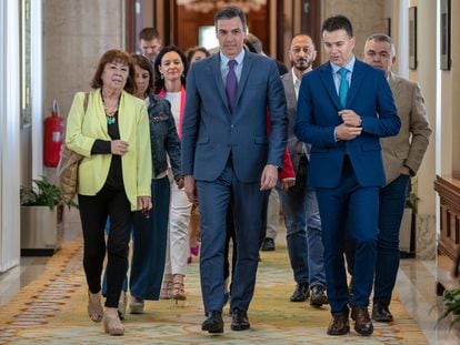 El secretario general del PSOE y presidente del Gobierno, Pedro Sánchez, camino de la reunión interparlamentaria del Grupo Parlamentario Socialista, este miércoles.