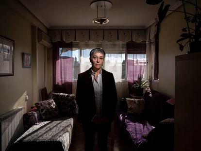 Leonor García, víctima de abusos sexuales cuando tenía ocho años en un sanatorio para niños con tuberculosis de Bilbao, posa en su casa en el barrio de Aluche, Madrid, a principios de diciembre.