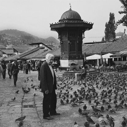 Jorge Semprún, fotografiado a finales de los noventas en el centro de Sarajevo.