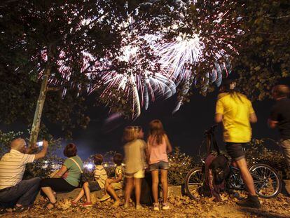 Un grupo de personas disfruta de los fuegos artificiales que despiden Veranos de la Villa con el 'Romeo y Julieta' de Prokofiev.