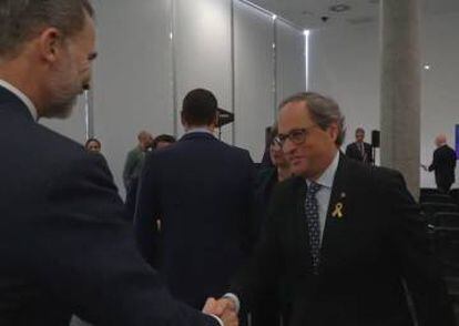 Momento en el que el presidente de la Generalitat, Quim Torra, saluda al Rey Felipe VI este lunes durante la inauguración del Congreso Mundial de Móviles.