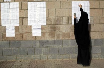Una mujer revisa una lista electoral en un colegio de Saná.